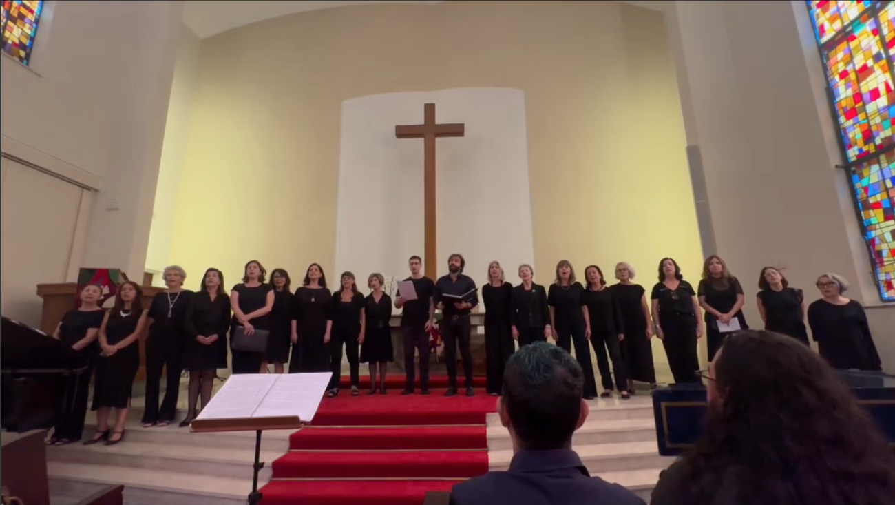 Coral Music Center se apresentando no encontro de corais na Igreja da Paz