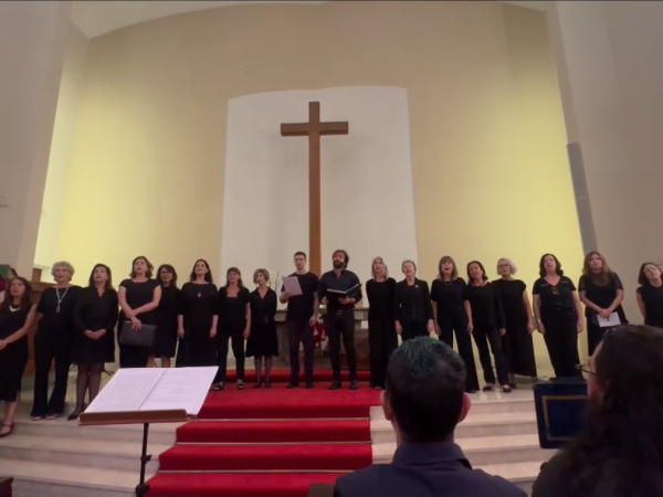 Coral Music Center se apresentando no encontro de corais na Igreja da Paz